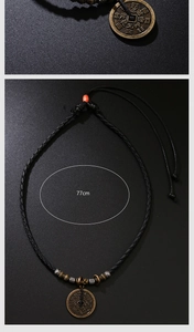 Détail macro du pendentif pièce chinoise rétro avec cordon et marquage de 77cm