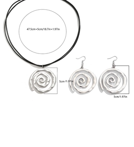 Detail der gehämmerten silbernen Spiral-Anhänger-Halskette und Ohrringe mit schwarzer Kordel
