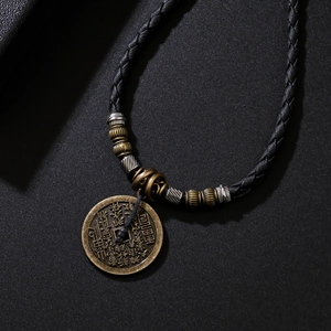 Collier avec pendentif pièce en bronze antique et cordon tressé noir élégant