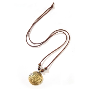 Collar vintage con colgante redondo de bronce, cordón de cuero y cuentas de madera