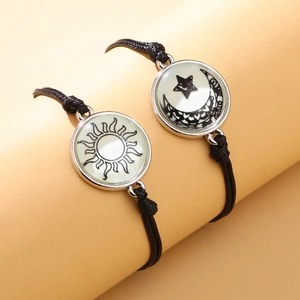 Pulseras tejidas de sol y luna luminosas para parejas en soporte amarillo
