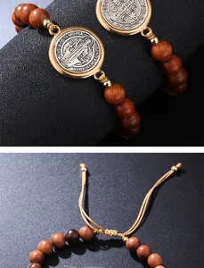 Detail des verstellbaren Benedikt-Armbands aus Holzperlen mit 9,9 cm Skalenmarkierung