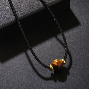 Collier en œil de tigre naturel avec perles dorées et cordon tressé noir robuste