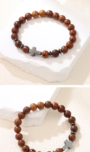 Détail macro du bracelet pour hommes avec perles en grain de bois et pendentif croix