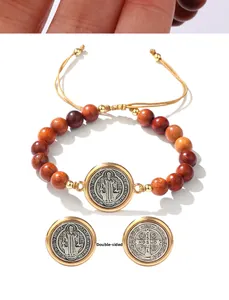 Details des St. Benedikt Armbands mit Holzperlen und verstellbarem geflochtenem Band
