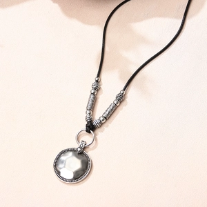 Collier Pendentif Disque Rond Martelé en Alliage Plaqué Argent Antique Vintage Avec Perles Rétro Cordon Noir Bijoux