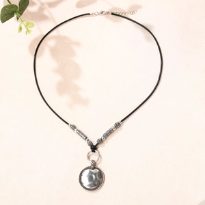 Collier avec pendentif en alliage argenté, cordon noir et disque rond texturé