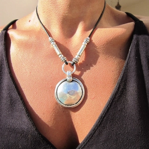 Collier avec pendentif disque en alliage argenté vintage et détails perlés sur cordon