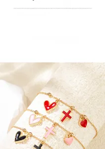 Détail de bracelets en alliage avec pendentifs cœur et croix en émail en plusieurs couleurs