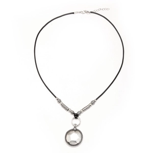 Collier avec pendentif disque argenté rétro et perles de style bohème sur fond blanc