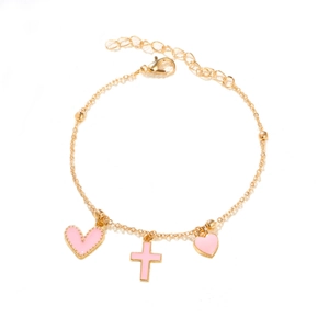 Bracelet à chaîne perlée dorée avec breloques en émail rose en forme de cœur et de croix