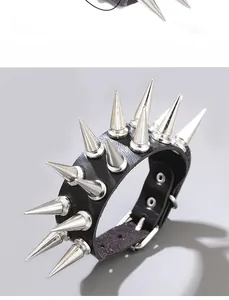 Vista dettagliata del bracciale punk in pelle nera con borchie a cono in metallo