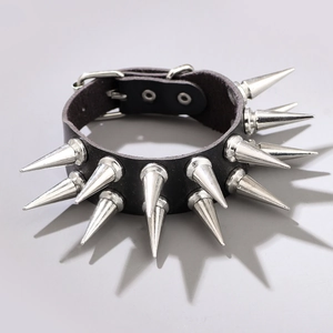 Bracciale punk multistrato in pelle nera con punte in metallo argentato e fibbia