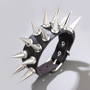 Bracciale punk da uomo in pelle con doppia fila di borchie argentate e fibbia