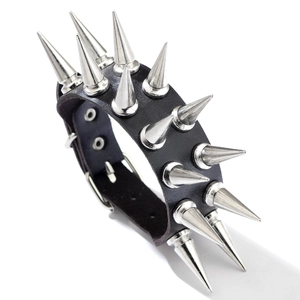 Bracciale punk multistrato in pelle nera con punte metalliche argentate da uomo