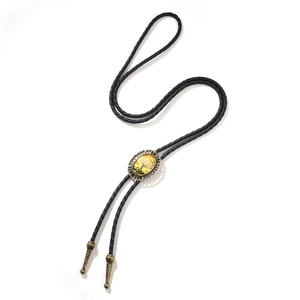 Bolo Tie vintage con chiusura a paesaggio dorata e cordino in pelle nera