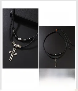 Dettaglio della collana retrò con perline e ciondolo a croce in argento e corda