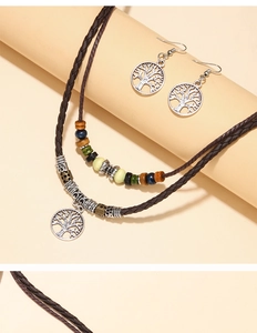 Dettaglio della collana boho con cordino in pelle e ciondolo albero della vita