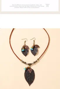 Détail d'un ensemble de bijoux bohème avec feuilles en bronze et perles turquoise