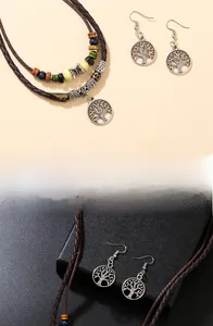 Dettaglio della collana boho con ciondolo albero della vita e perline in legno