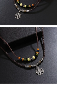 Dettaglio della collana a doppio strato in pelle intrecciata con albero della vita e perle
