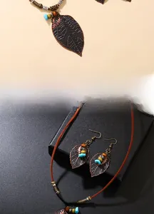 Détail de la parure bohème vintage avec feuilles en bronze et perles turquoise