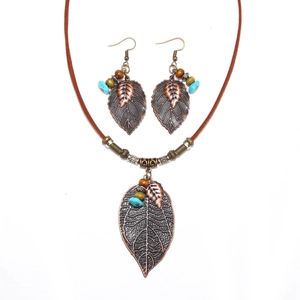 Parure collier et boucles d'oreilles feuilles bohème avec perles turquoise