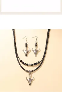 Détail du pendentif tête de taureau vintage avec collier double rang à perles noires