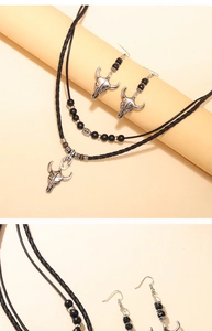 Détails d'une parure de bijoux tête de buffle bohème avec collier tressé et boucles d'oreilles