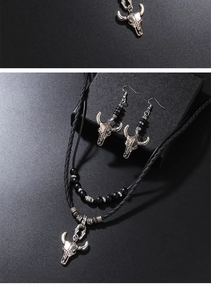 Détail du pendentif tête de bœuf rétro avec collier double rang en perles noires