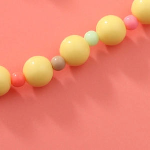 Collier de perles acryliques en forme de cœur avec design bijoux dopamine élastiques