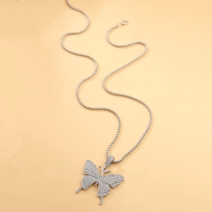 Collar de mariposa plateado brillante con colgante pavé de cristales y cadena de bolas