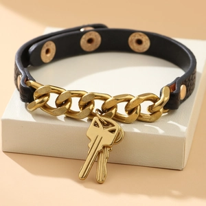 Punk lederen choker met gouden Cubaanse ketting en sleutelhangers op witte doos