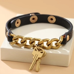 Punk lederen beenring met gouden ketting en sleutelhangers in y2k gothic stijl