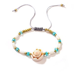 Bracciale boho da spiaggia con conchiglia naturale e perle su cordino grigio intrecciato
