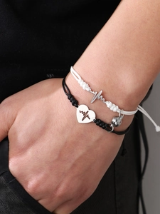 Détail de bracelets de couple ajustables avec attraction magnétique et gravure coeur