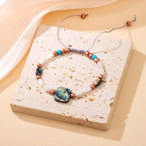 Bracelet avec pendentif carré en nacre d'abalone et perles colorées avec cordon gris réglable
