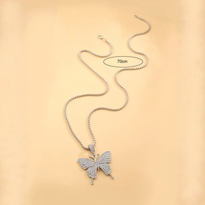 Collar con colgante de mariposa plateada con diamantes de imitación y cadena de 70 cm
