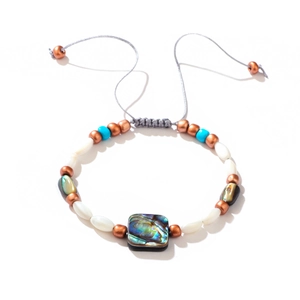 Bracelet tissé à la main avec nacre d'abalone carrée et perles colorées sur fond blanc
