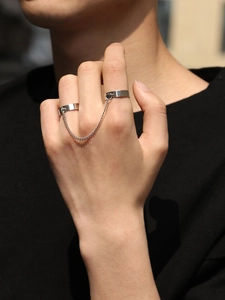 Punk style silver double rings joined by a sleek metal chain for a cool hip-hop statement
