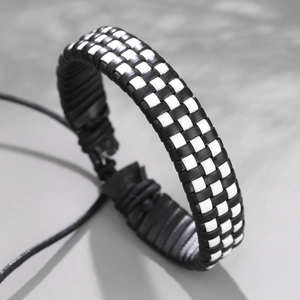 Bracelet tressé en cuir noir et blanc avec motif en damier et cordon réglable