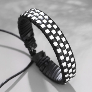 Bracelet tressé en cuir avec motif damier noir et blanc et cordon de serrage ajustable
