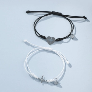 Bracelets tissés en couple avec charmes cœur et battements et boucles magnétiques sur bleu