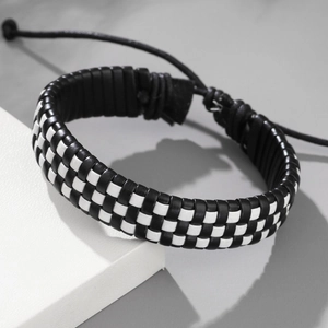 Bracelet minimaliste en cuir avec motif à damier noir et blanc et texture tressée