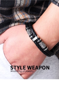 Gros plan du bracelet en cuir tressé noir pour homme avec des accents en métal argenté ciselé