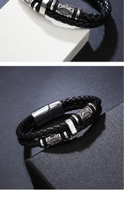 Détail du bracelet double couche en cuir tressé noir pour homme avec fermoir magnétique