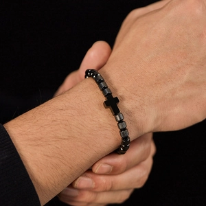 Bracelet pour hommes en perles noires avec pendentif croix et perles métalliques