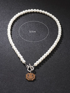 Detailansicht der 52,5cm Perlenkette mit Kristall-Smiley-Anhänger und OT-Verschluss