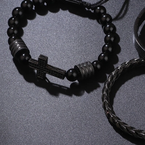 Bracelet pour homme en perles noires avec breloque croix pavée et détails punk