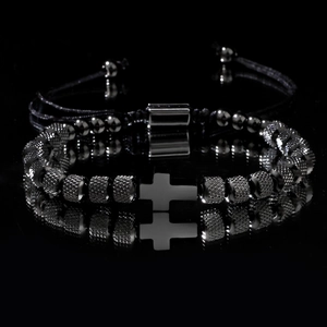 Détail macro du bracelet perlé pour homme avec croix en argent et billes d'acier texturées